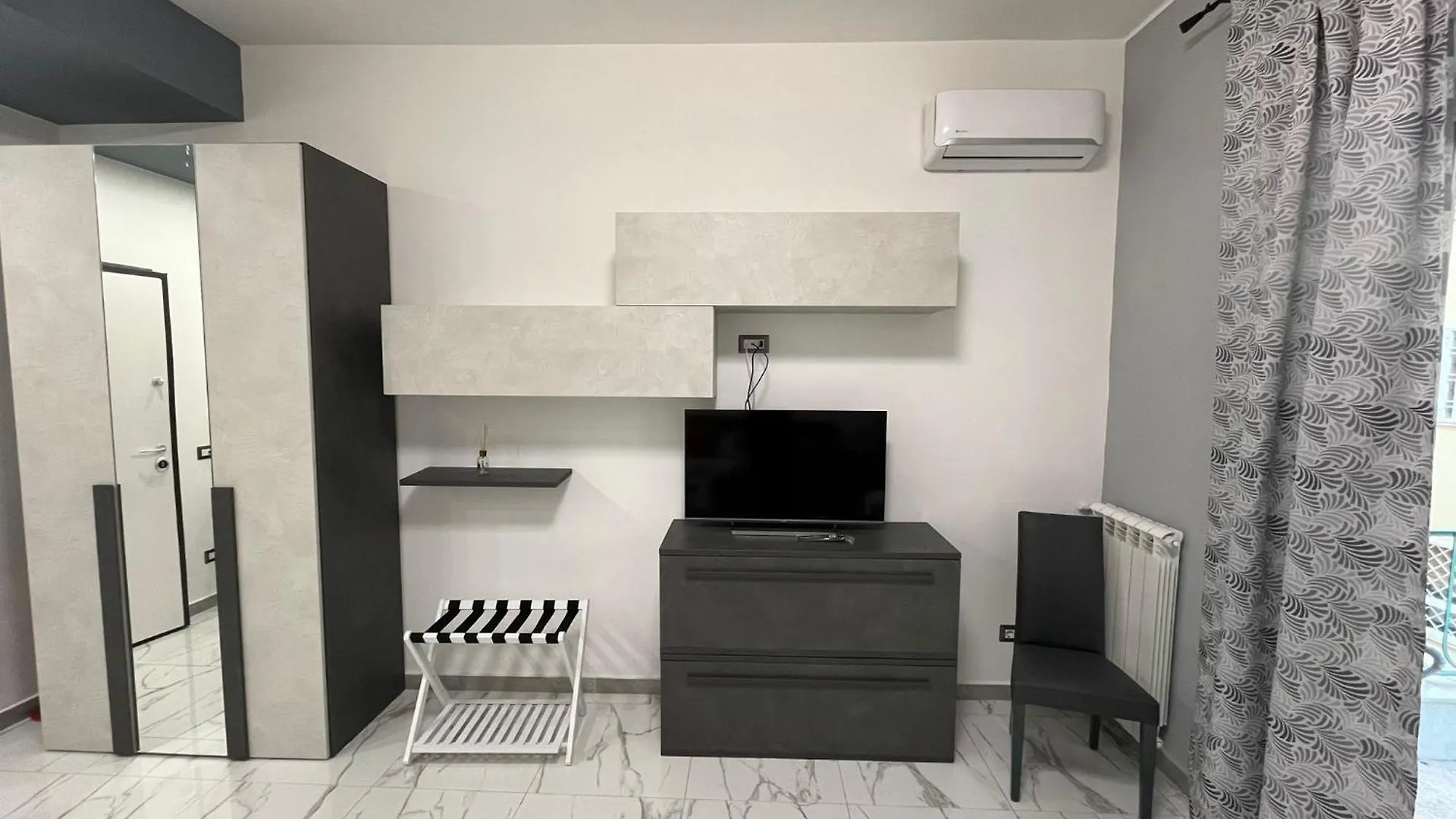 Carelli 9 Apartments 4 Naples 0*,  Italy